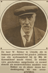 870093 Portret van W. Bekker (Zwaluwstraat 20) te Utrecht, die 50 jaar in dienst is bij Maatschappij de Korenschoof ...